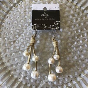 🌸 Elly Leverback Earrings